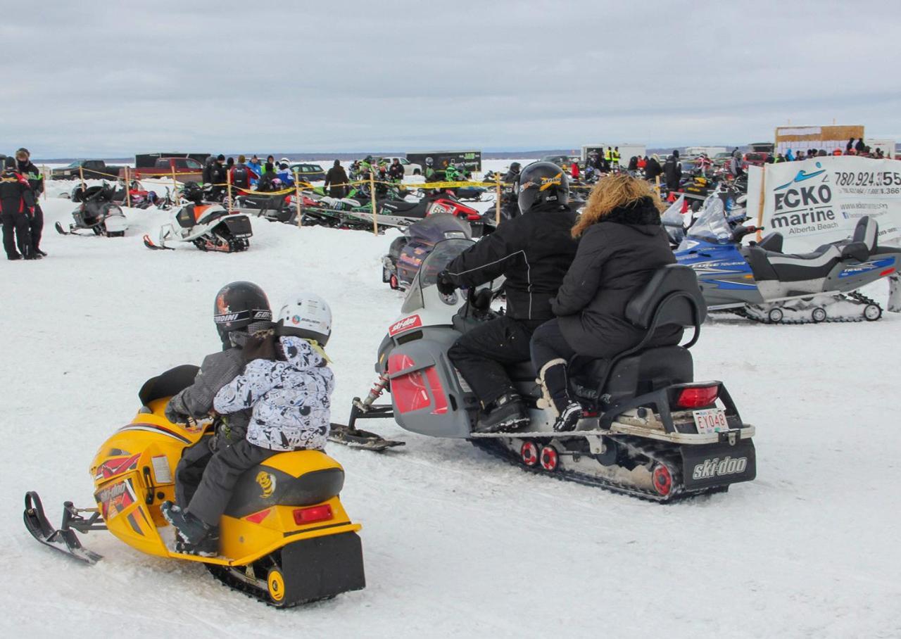 Alberta Beach Inn And Suites Екстер'єр фото